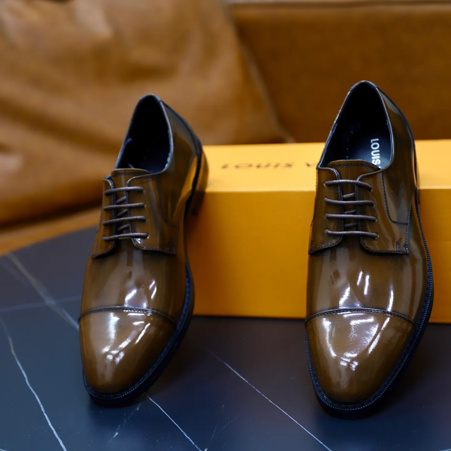 Ex-factory price: 500💰🙅‍♂️🙅‍♂️🙅‍♂️ Brand: LV Louis Vuitton Standard code: Men's size 38-44 (45 can be customized) Grade: Same style as the official website Original order quality Material: Original cowhide surface Comfortable sheepskin lining Original outsole Style category: Men's fashionable casual leather shoes Distinguished big-name luxury elements Top luxury Color: actual picture color